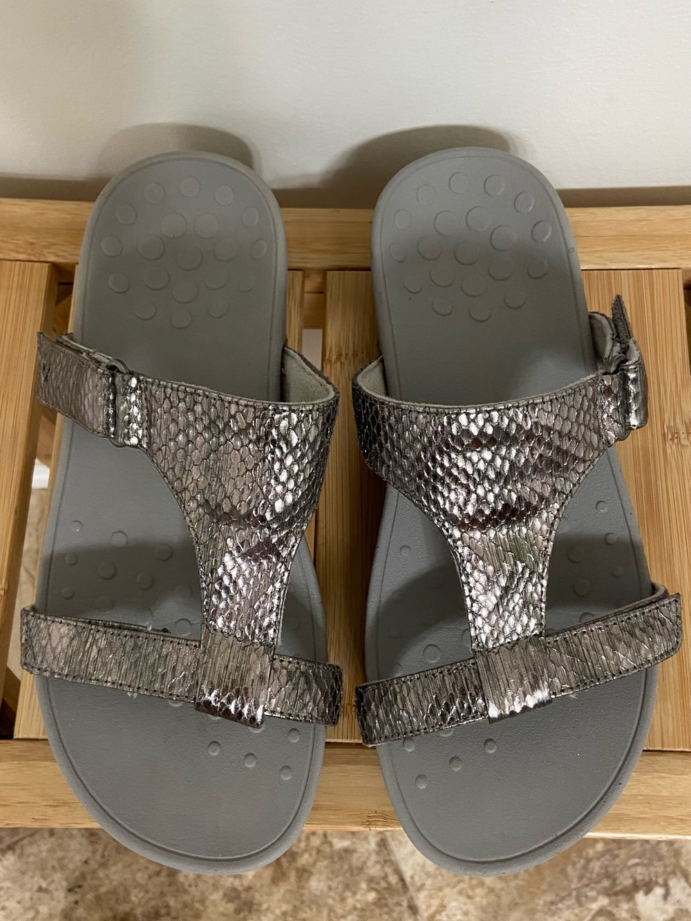 Metallic Snake-Texture Slip-On Sandals - Gray